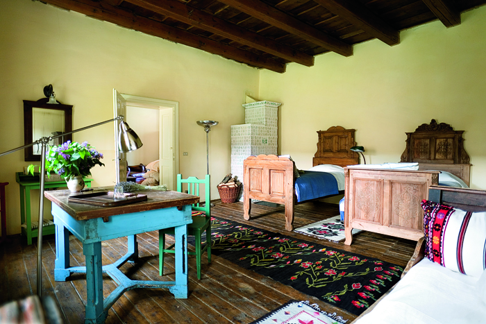 Camera traditionala, reamenajata intr-o pensiune turistica; este incalzita cu o soba traditionala cu usa din fonta cu finisaje florale